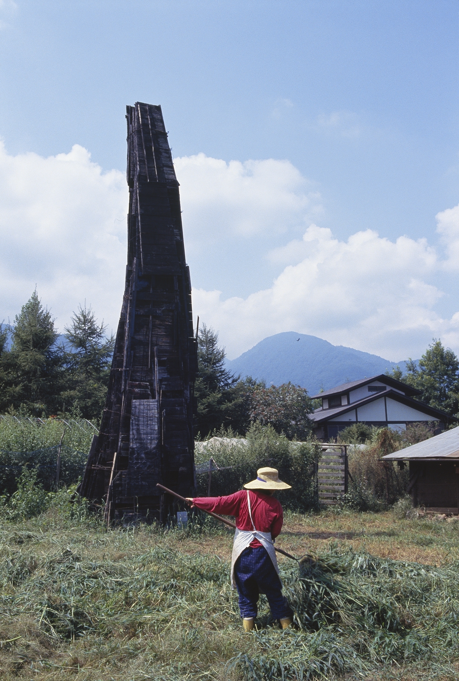 Kenmochi Kazuo, Untitled, 1988. Installation view at Hakushū Summer Festival, Hokuto, Yamanashi, August July 29–31, 1988. From Bijutsu techō, no. 661 (November 1992): 33.