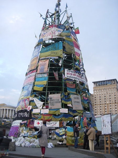 Illustration 11. A monumental tower constructed in Kieve’s Maidan Square with posters from a range of Ukrainian political factions, including the ultra-right wing Svobada Party (April 2014). Photograph courtesy of Greg Sholette.