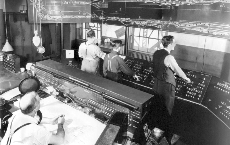 [Image 6 - Interior of the Wellington tower, showing switchman and technicians at console, c. 1948. Source: Musée canadien des sciences et technologies]