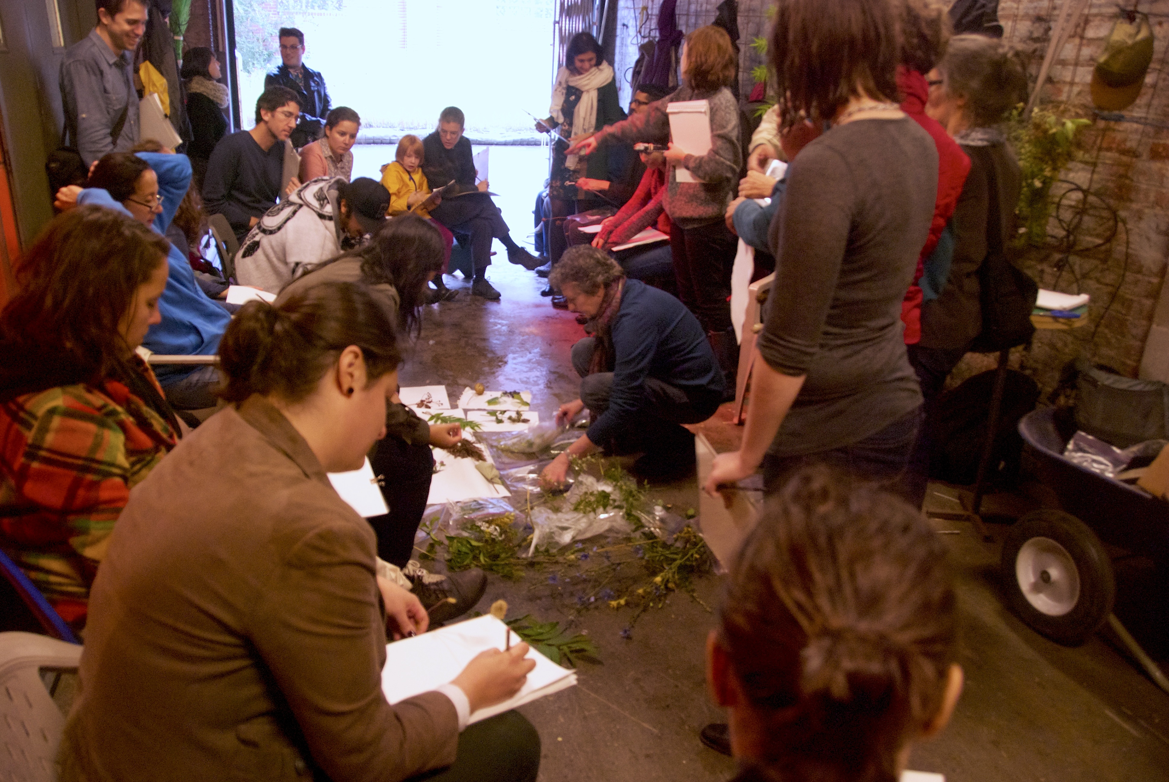 [Image 24 - Jessie Hart leads the drawing phase of the Urban greening lab, 13 September 2014. Photo: S. Janssen]