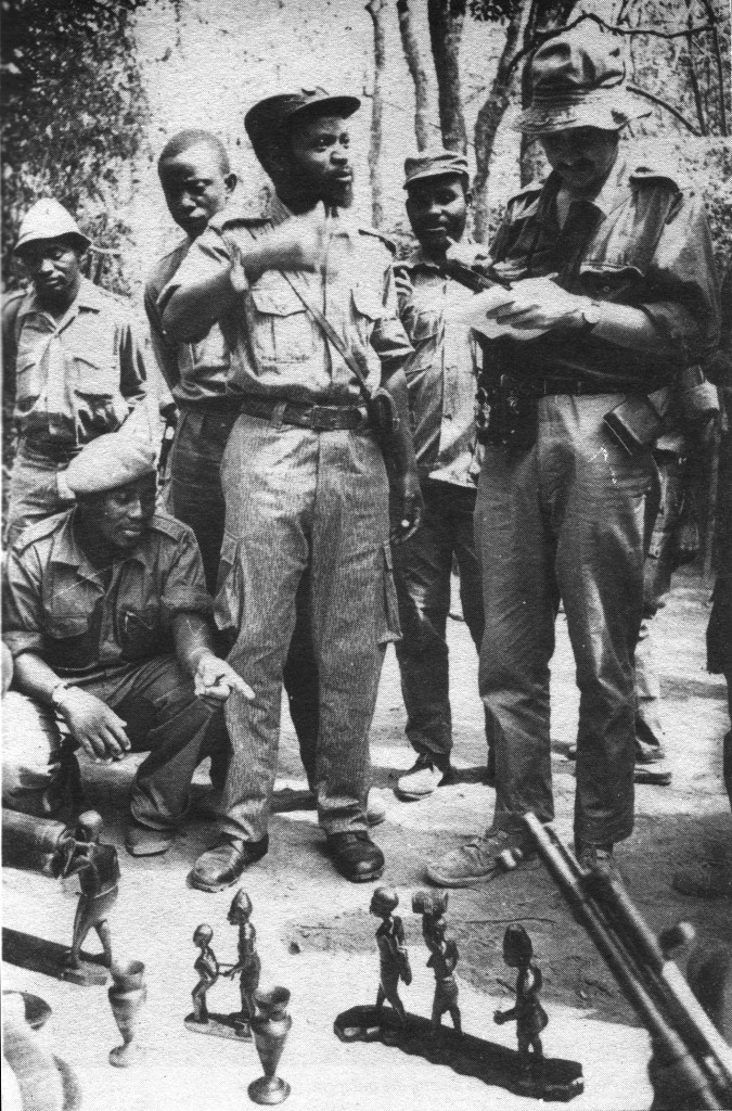 [Image 1. British journalist Iain Christie interviewing Samora Machel at a FPLM blackwood cooperative in Cabo Delgado, 1973. From: Iain Christie, Samora Machel, a Biography (London: Panaf, 1989): 22.]