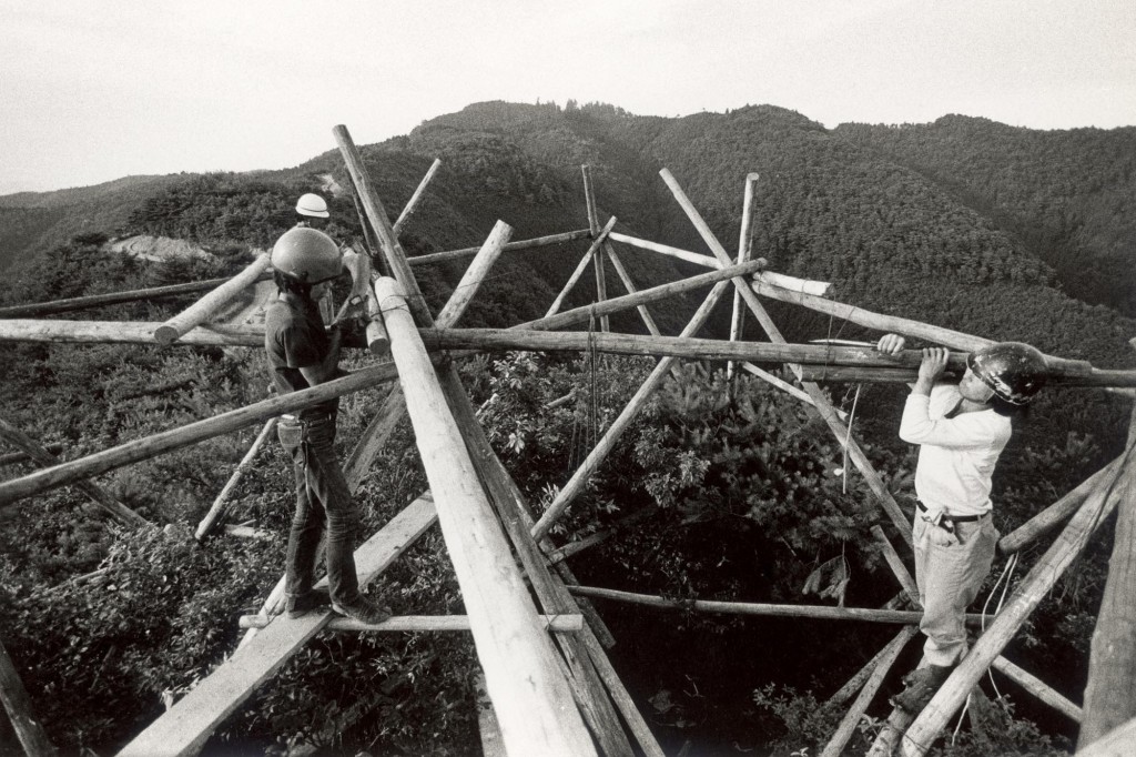 Figure 5 The Play members constructing Thunder, 1977 © The Play