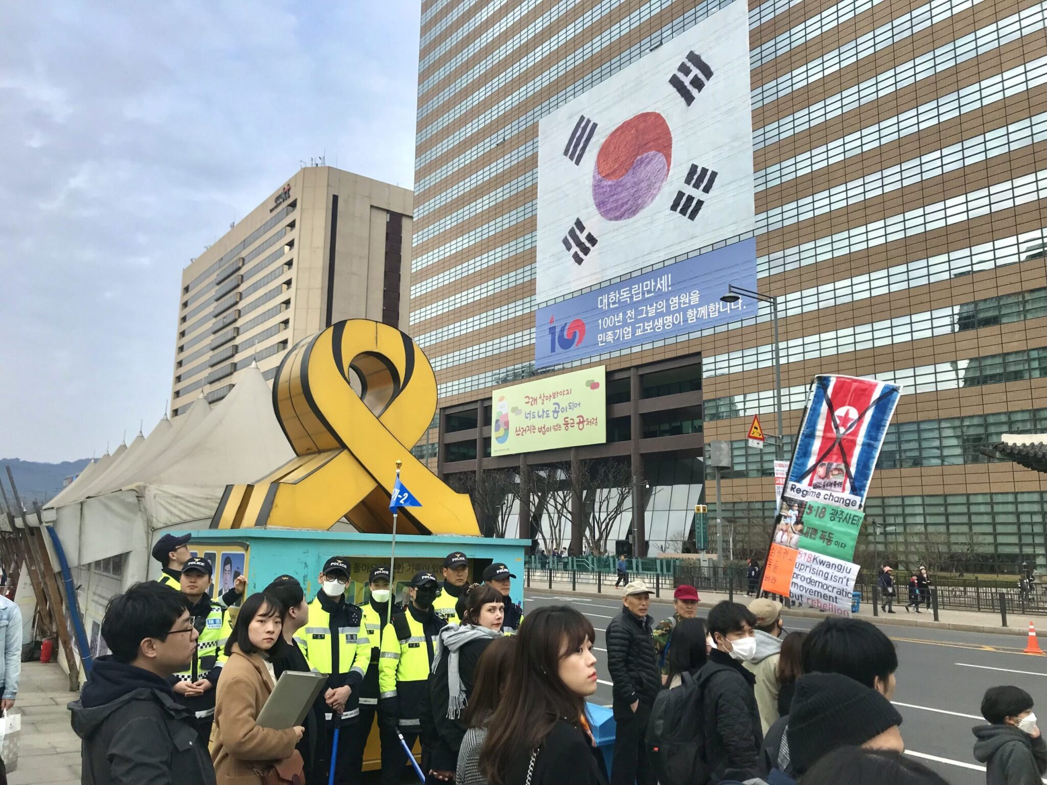 FIELD A Journal of SociallyEngaged Art Criticism